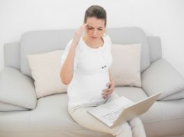 Đau đầu trong thai kỳ có thể liên quan đến chứng tiền sản giật. (Ảnh minh họa)