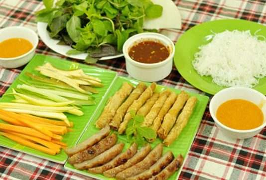 Đi ăn nem nướng Nha Trang phố Quán Thánh