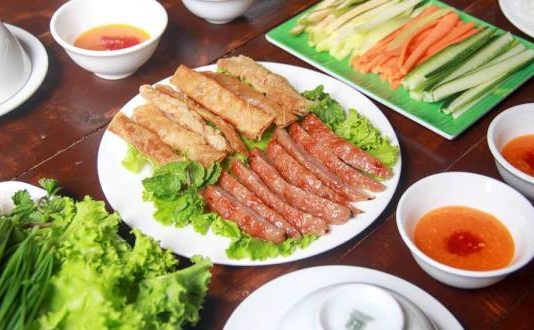 Nem nướng và lẩu gà cực ngon phố Cửa Bắc
