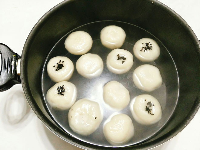 Cách làm bánh trôi tàu nóng hổi, dẻo thơm ấm bụng ngày mưa lạnh - 9