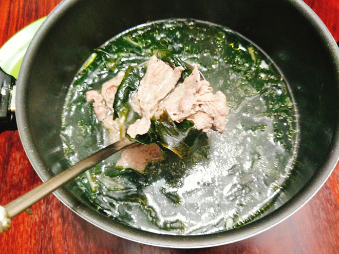 Canh rong biển thịt bò thơm ngọt, nóng hổi cho bữa cơm chiều - 8