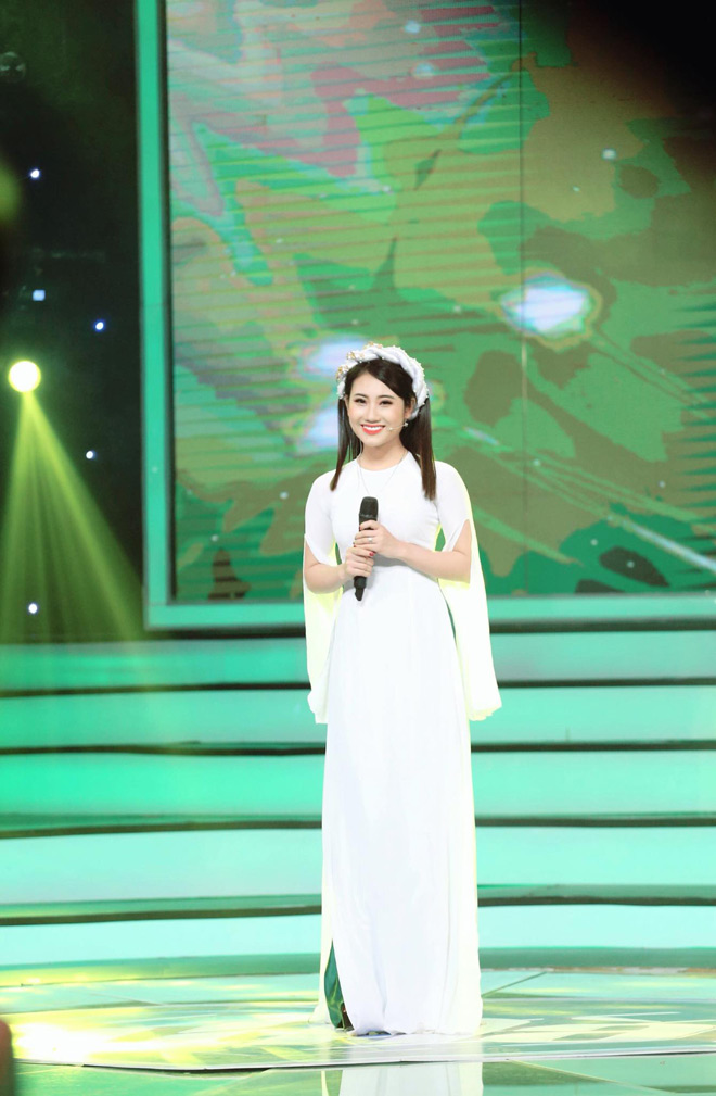 Nữ sinh xinh đẹp khiến cả 8 soái ca "say đứ đừ” trên sân khấu - 1