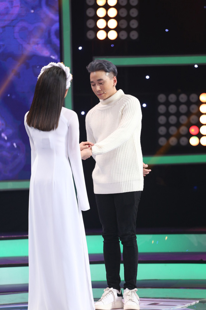 Nữ sinh xinh đẹp khiến cả 8 soái ca "say đứ đừ” trên sân khấu - 2