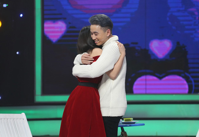 Nữ sinh xinh đẹp khiến cả 8 soái ca "say đứ đừ” trên sân khấu - 4