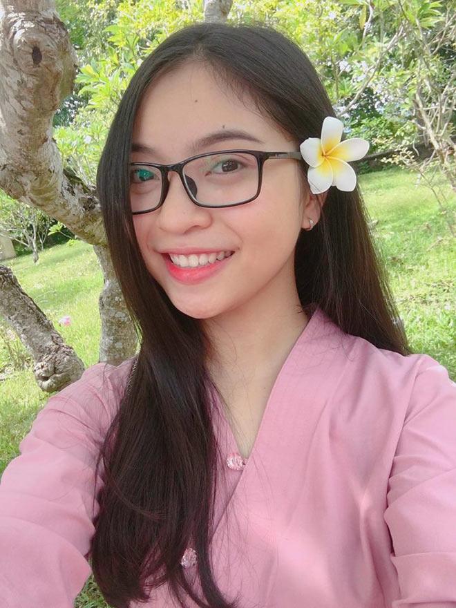 Vẻ đẹp gợi cảm của bạn gái "người hùng" U23 Việt Nam - 3
