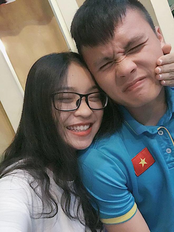 Vẻ đẹp gợi cảm của bạn gái "người hùng" U23 Việt Nam - 1