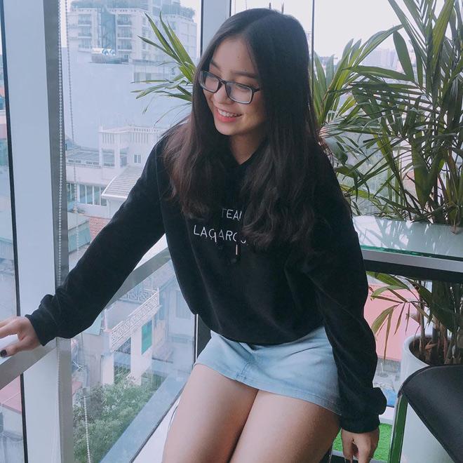 Vẻ đẹp gợi cảm của bạn gái "người hùng" U23 Việt Nam - 2
