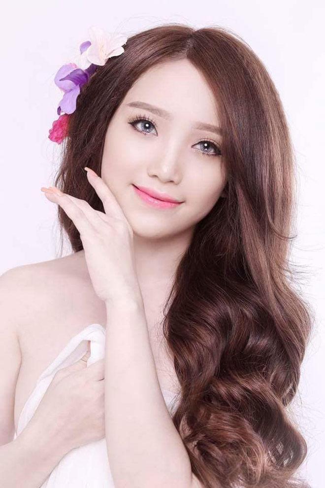 Dàn WAGs gợi cảm thế này cũng không khiến cầu thủ U23 run chân - 13