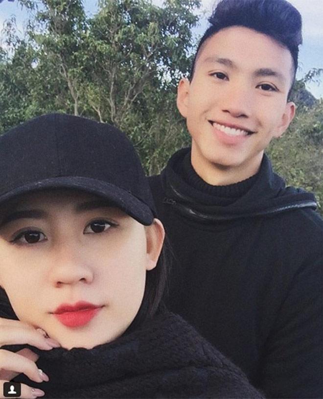 Dàn WAGs gợi cảm thế này cũng không khiến cầu thủ U23 run chân - 14