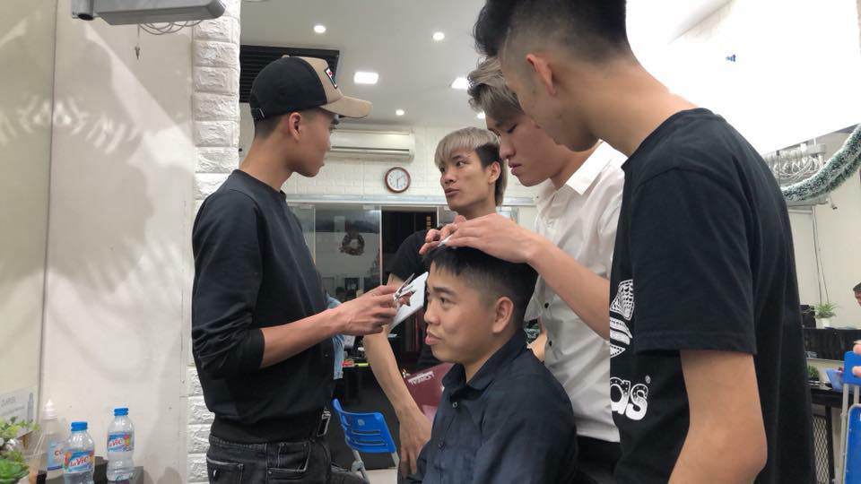 Cô vợ phấn khích với mái tóc "cờ đỏ sao vàng" của chồng sau chiến thắng của U23 Việt Nam - 1