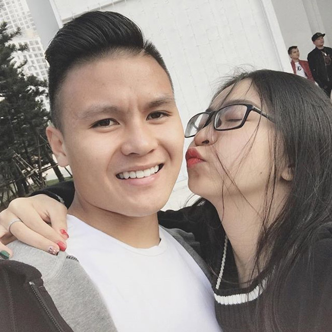 Bạn gái Quang Hải làm điều cực đáng yêu cổ vũ U23 Việt Nam đá chung kết - 2