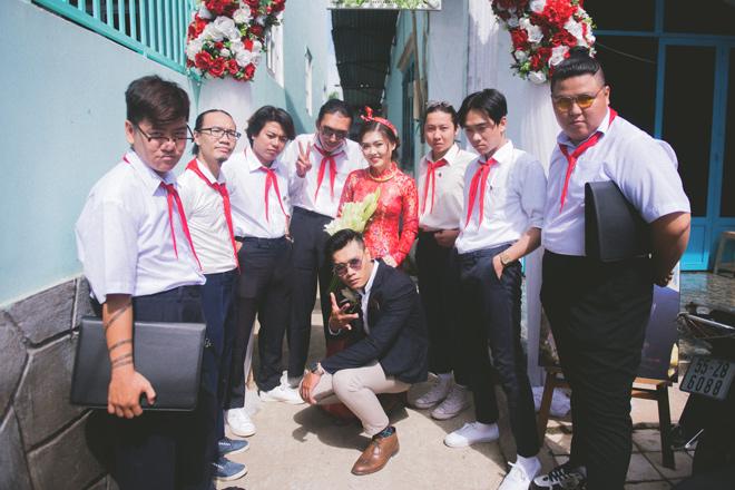 Dàn bê tráp "lạ" với đồng phục học sinh ở TPHCM gây bão - 1