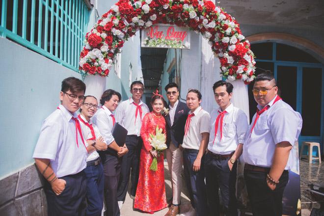 Dàn bê tráp "lạ" với đồng phục học sinh ở TPHCM gây bão - 4