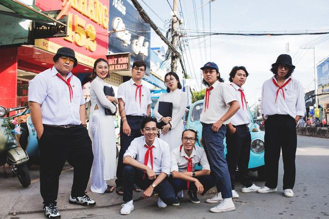 Dàn bê tráp "lạ" với đồng phục học sinh ở TPHCM gây bão - 8