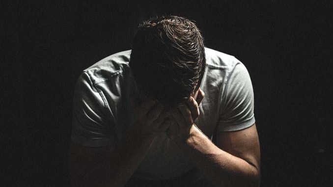 Chết sững nhìn chồng vật vã trong đám tang người yêu cũ - 1