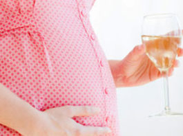 Đối với những bà bầu hút thuốc lá hoặc ngửi quá nhiều khói thuốc có thể làm tăng nguy cơ sảy thai, thai chết lưu hoặc trẻ sinh ra bị khuyết tật bẩm sinh.