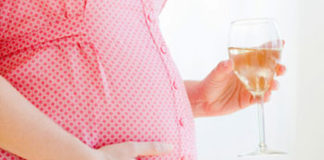 Đối với những bà bầu hút thuốc lá hoặc ngửi quá nhiều khói thuốc có thể làm tăng nguy cơ sảy thai, thai chết lưu hoặc trẻ sinh ra bị khuyết tật bẩm sinh.