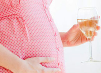 Đối với những bà bầu hút thuốc lá hoặc ngửi quá nhiều khói thuốc có thể làm tăng nguy cơ sảy thai, thai chết lưu hoặc trẻ sinh ra bị khuyết tật bẩm sinh.