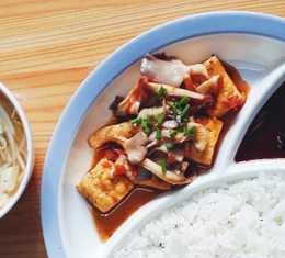 Cơm chay: Đậu hũ sốt cà chua nấm + canh