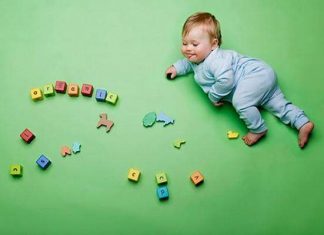 Sự phát triển của trẻ tháng thứ 8