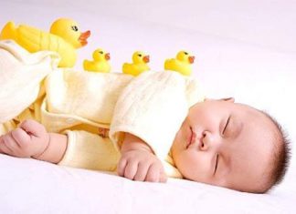 Sự phát triển của trẻ tháng thứ 4
