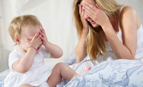 dạy bé, cầm nắm đồ vật, xếp hình, nghe nhạc, phân biệt chất liệu, gọi tên đồ vật, chơi ú à, tập xúc ăn