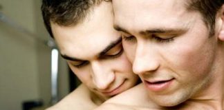Nguy cơ lây nhiễm HIV từ quan hệ đồng tính.