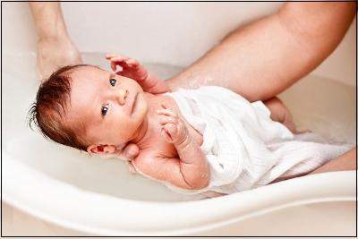 Chăm sóc trẻ trong tháng đầu, lưu ý khi chăm sóc trẻ trong tháng đầu, Tắm cho trẻ sơ sinh, nâng đỡ và âu yếm trẻ sơ sinh, Vệ sinh cho trẻ sơ sinh, giấc ngủ của trẻ sơ sinh, cho trẻ sơ sinh bú, thay tã cho trẻ sơ sinh