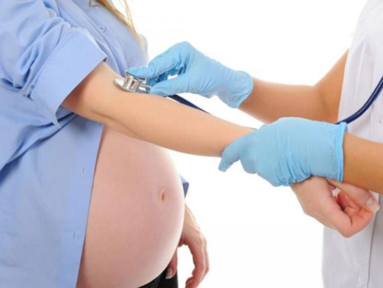 Phụ nữ mang thai cần được chăm sóc y tế cẩn thận - Ảnh: Shutterstock
