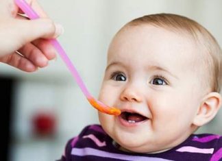 Nên cho trẻ ăn dặm từ khi nào