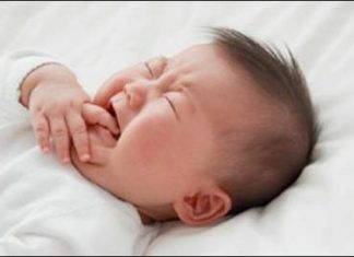 Các mẹ cần làm gì khi các bé bị sốt