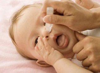 Cách tra thuốc nhỏ mắt, mũi, tai cho bé