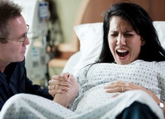 Sinh nở khó khăn do cơn co tử cung bất thường.