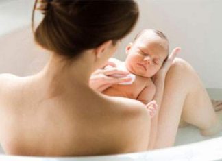 Vệ sinh đúng cách bộ phận sinh dục cho trẻ sơ sinh.
