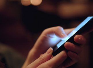 6 quy tắc sử dụng điện thoại nơi công sở